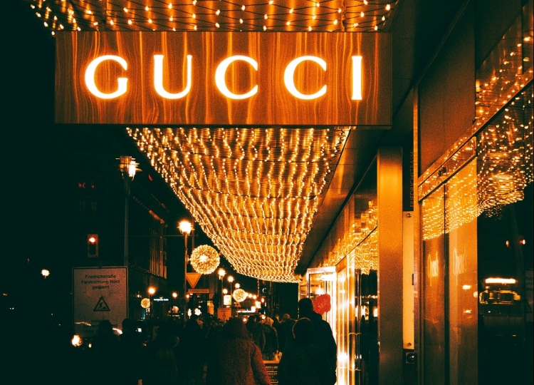 Leia mais sobre o artigo Crise no setor de luxo: Após a LVHM, a Gucci registra uma queda de 25% nas vendas