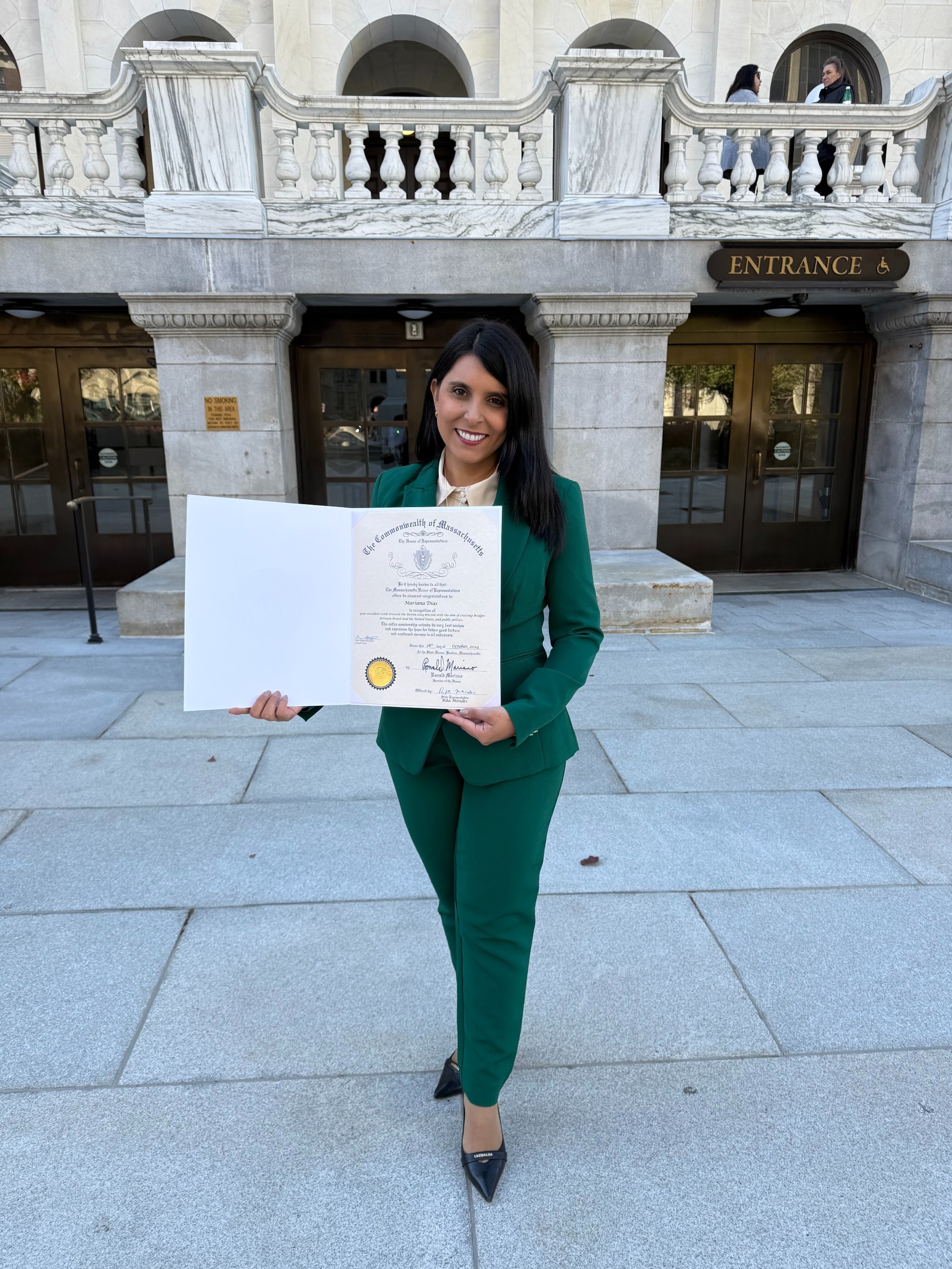 Você está visualizando atualmente Advogada Mariana Dias é Homenageada na State House em Boston Durante Missão Internacional