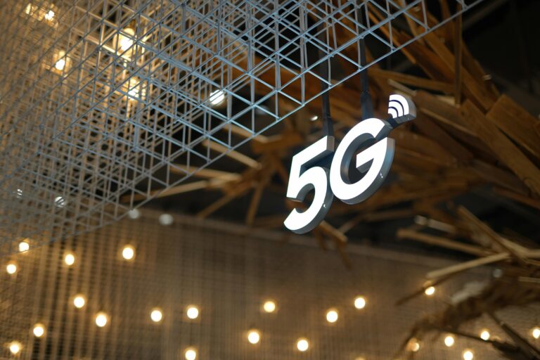 Leia mais sobre o artigo Tecnologias Emergentes: 5G e Internet das Coisas (IoT) na Administração em 2025